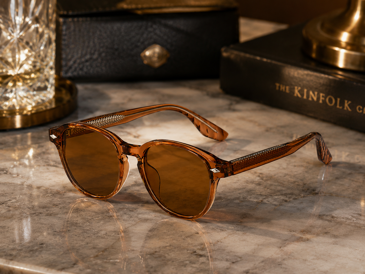 Lunettes de Soleil Homme Femme – Monture Ronde Acétate Marron Caramel Translucide – Verres Ambrés UV400 – Design Élégant avec Rivets Décoratifs